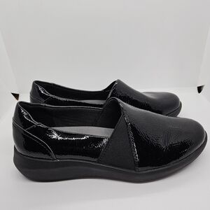 Clarks Collection black patent lightweight slip on Cushionfeel shoes 6.5M